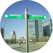 Señalización direccional en banderola en Barcelona