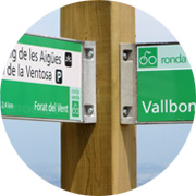 Señalización direccional en banderola dentro del ámbito del Parque de Collserola
